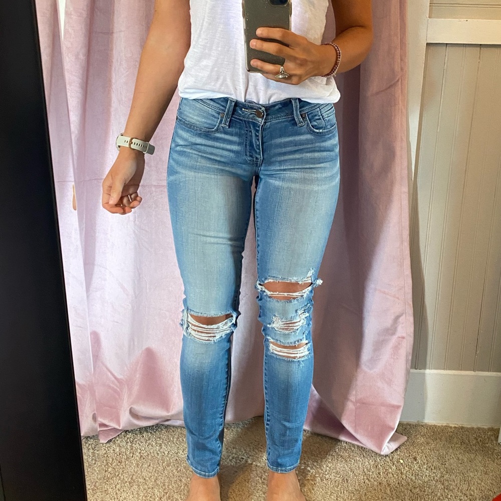 Buckle Distressed Jeans